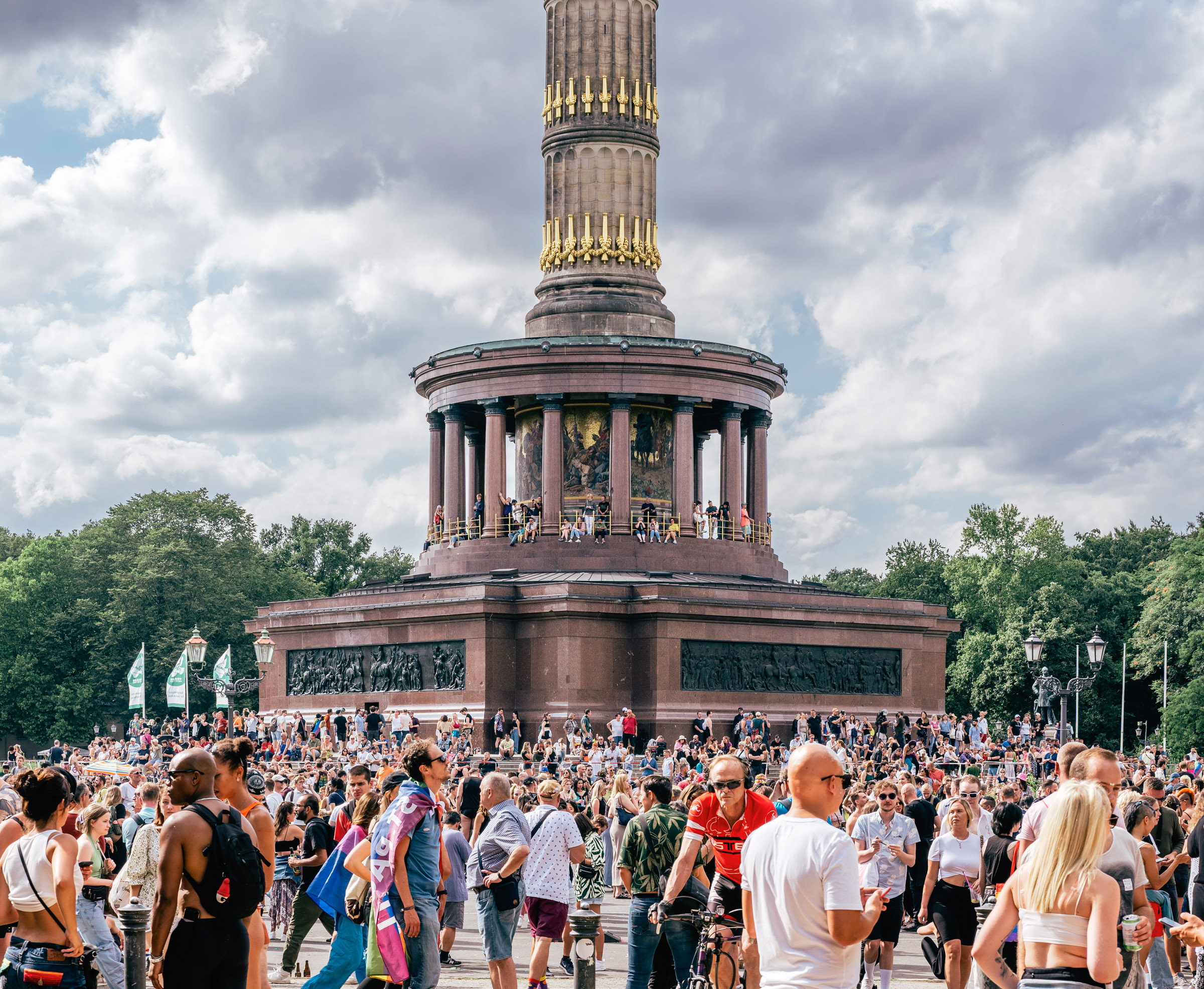 Menschenmenge vor dem Berliner Siegessäule-Denkmal. 