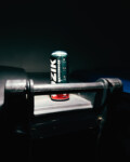 Wassermelonen-Energydrink in dunkler, dramatischer Beleuchtung.