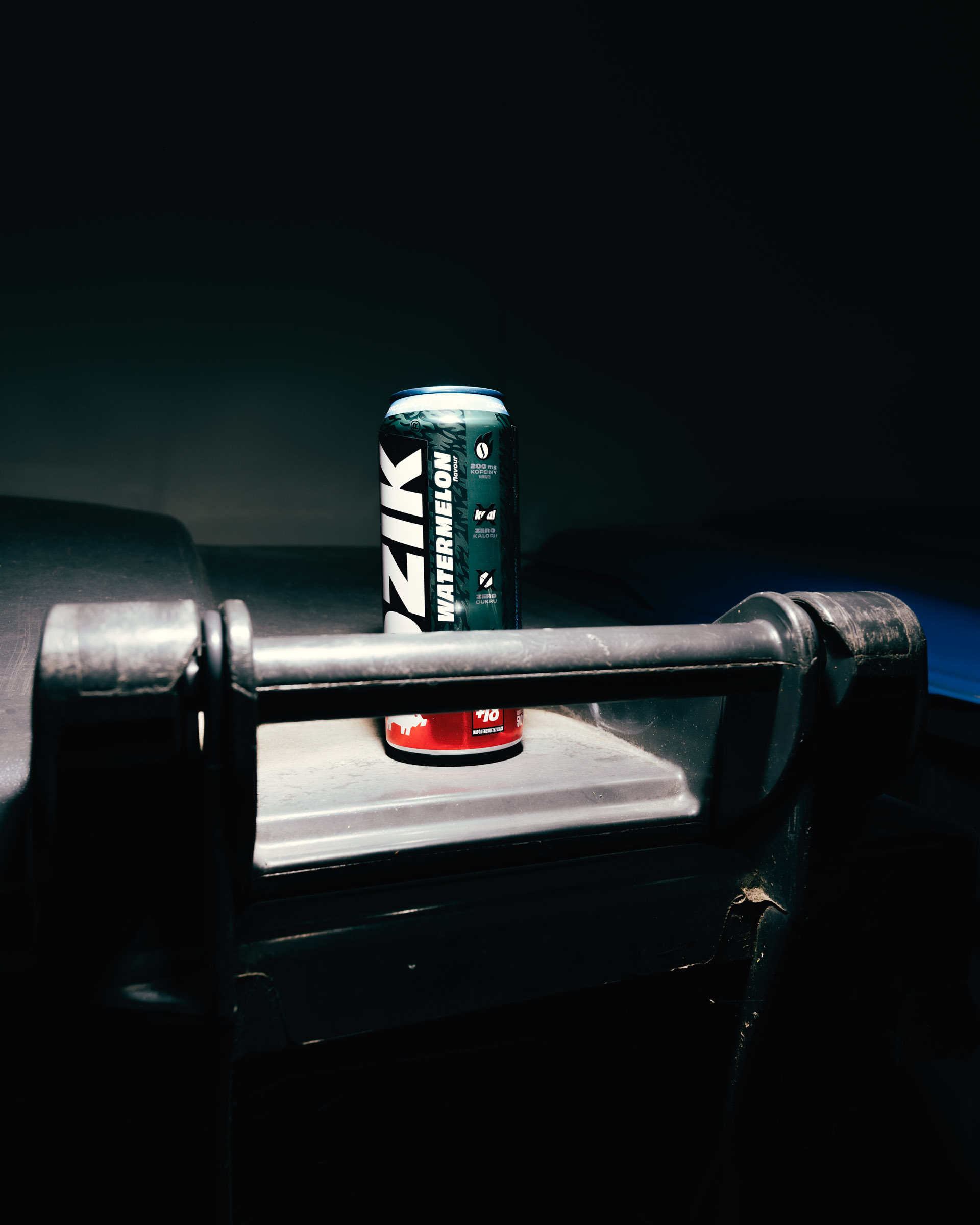 Wassermelonen-Energydrink in dunkler, dramatischer Beleuchtung. 