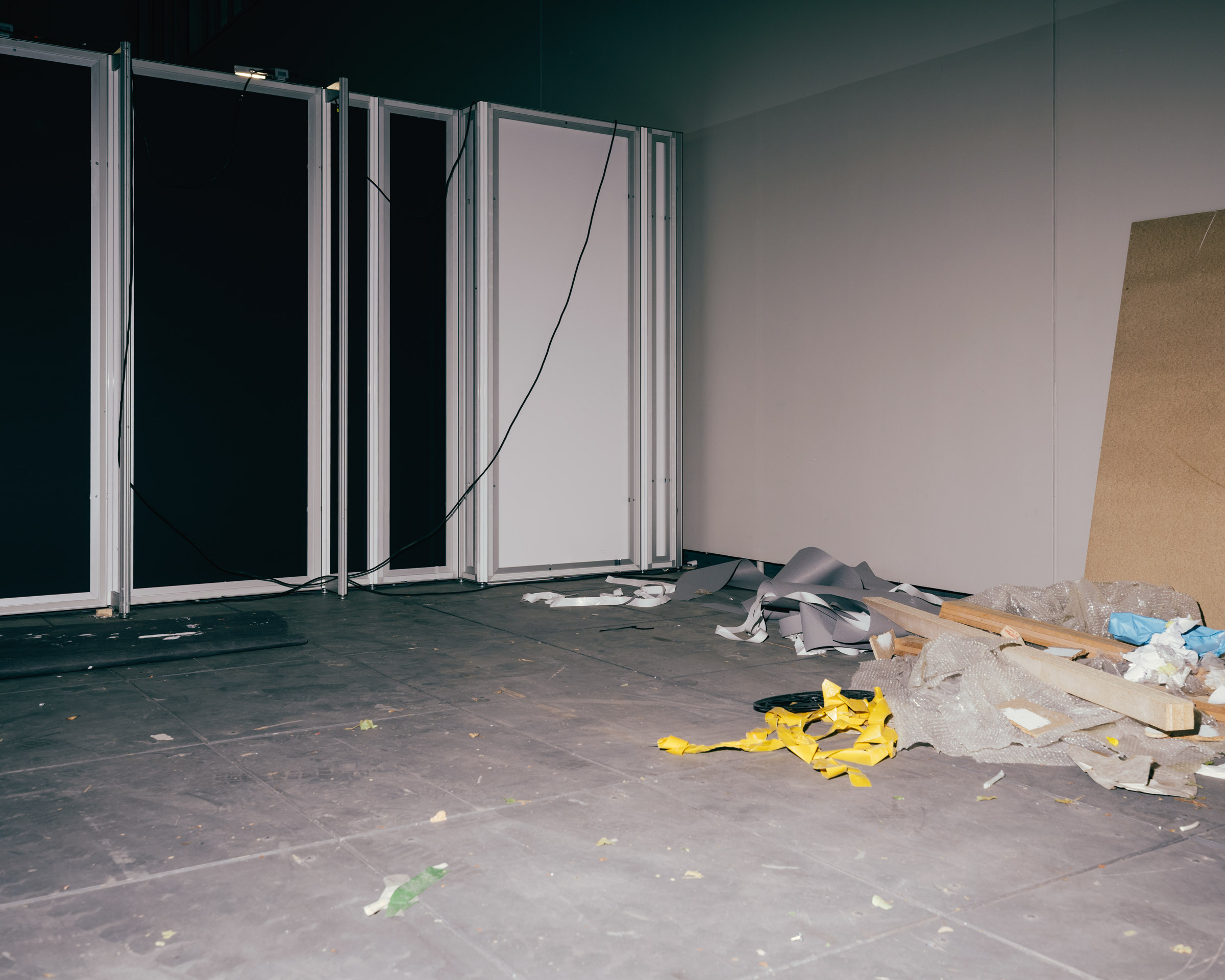 Abbau von Ausstellungsstücken, Müll auf dem Boden. 