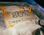 Holzschild mit Schriftzug "80 Slope Climbing".