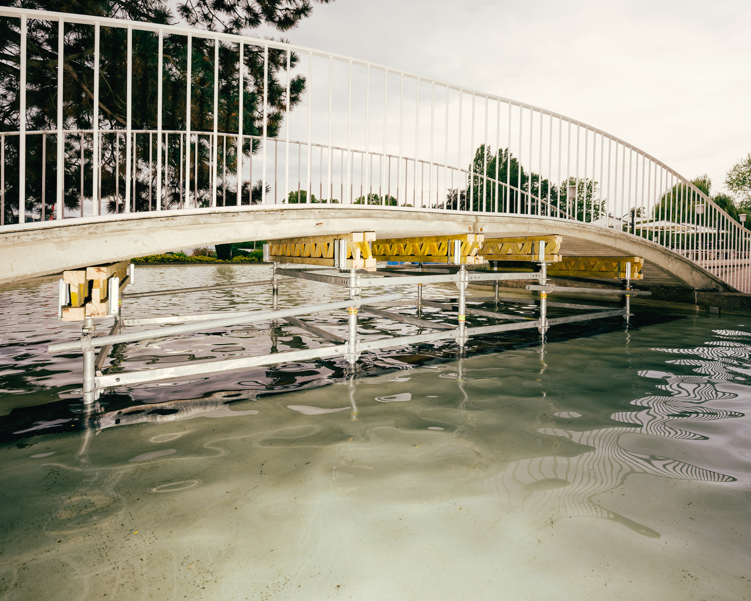 Brücke wird auf Gerüst über Wasser gestützt. 