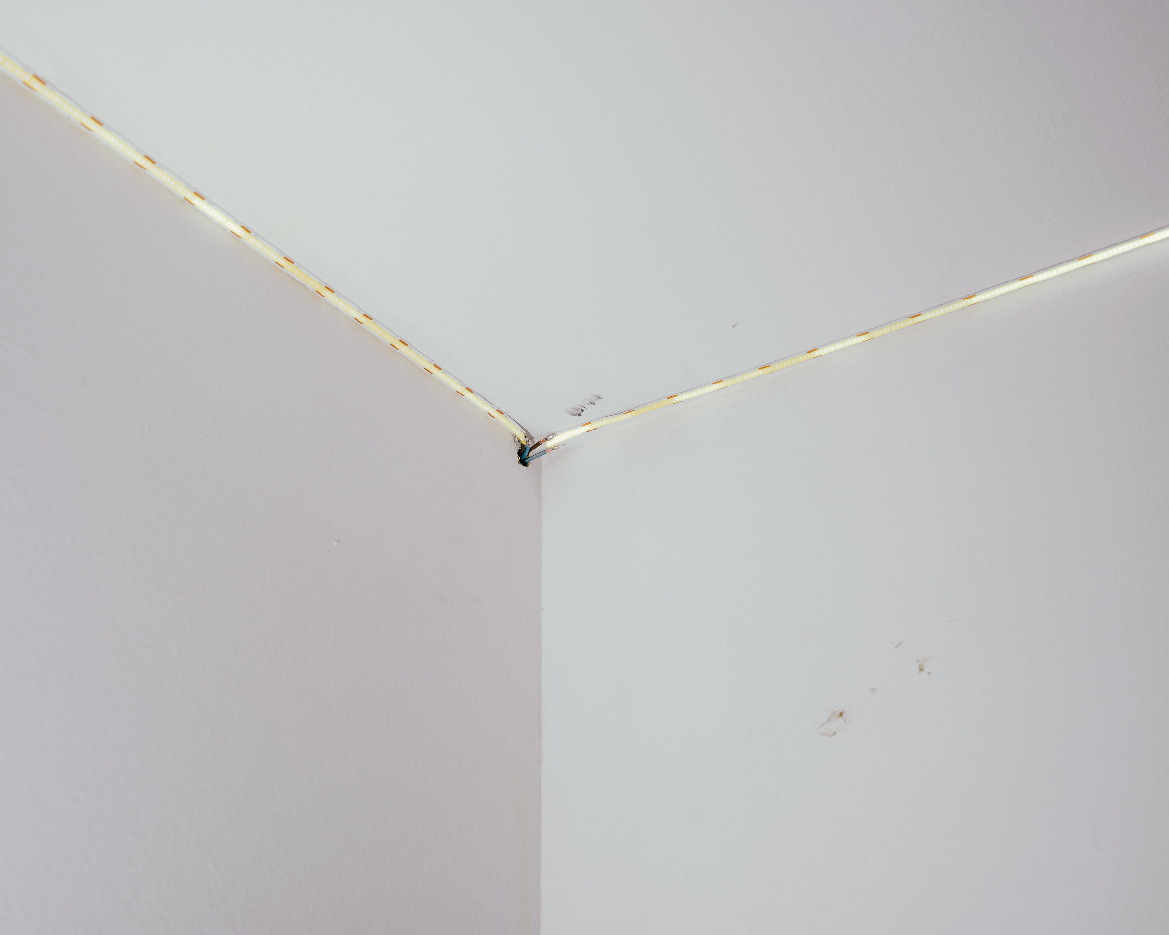 LED-Streifen in einer Ecke, unfertig installiert. 