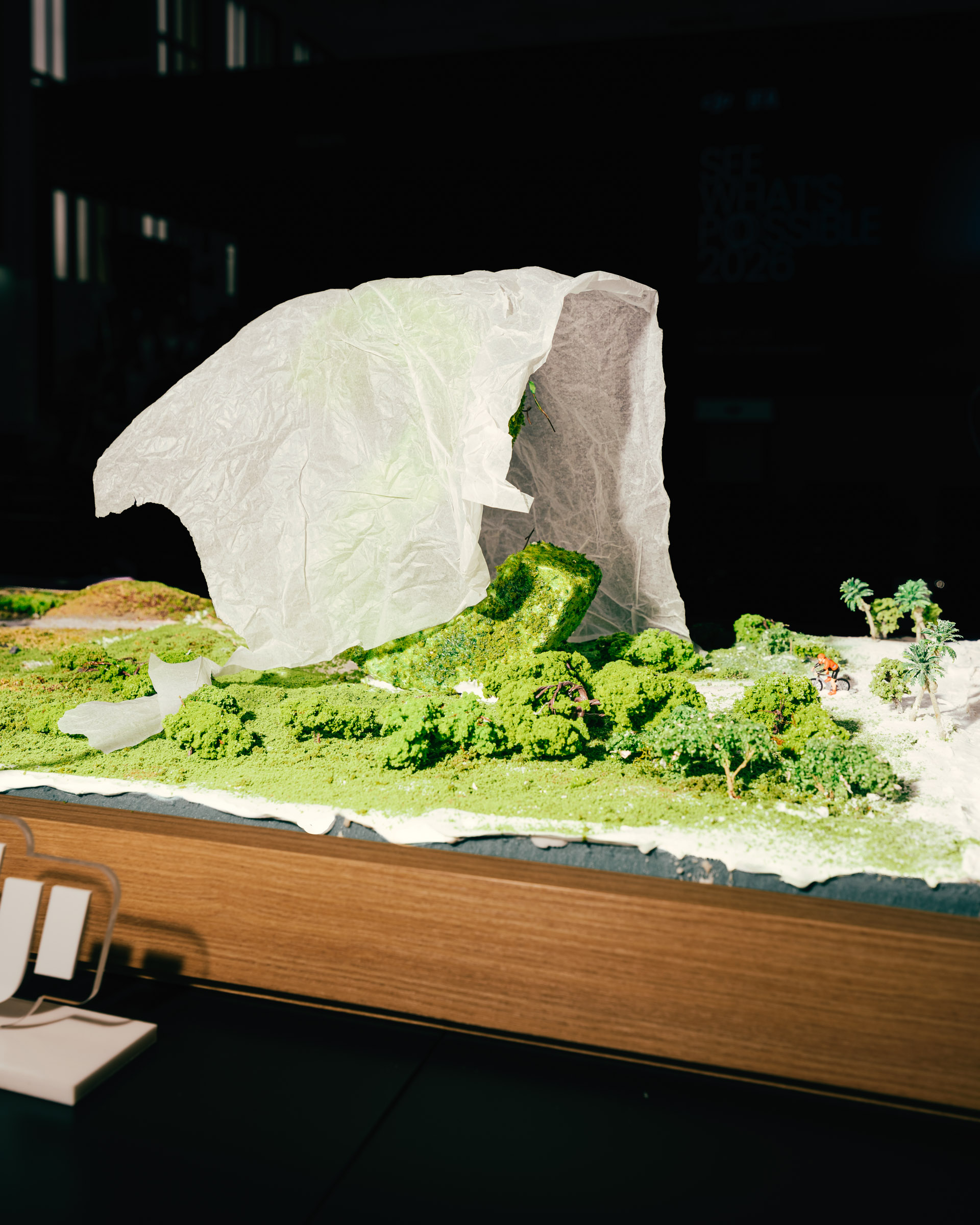 Miniaturlandschaft mit Plastikfolie und Radfahrer. 