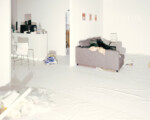 Leeres Studio mit Sofa, Stühlen und Müll.