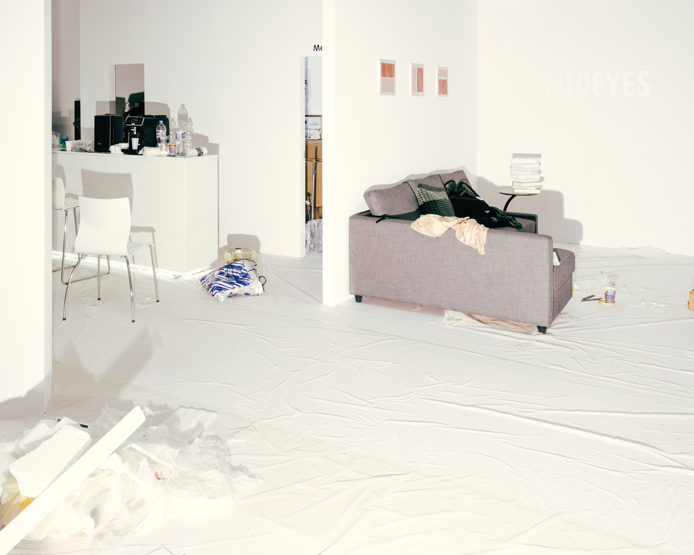 Leeres Studio mit Sofa, Stühlen und Müll. 