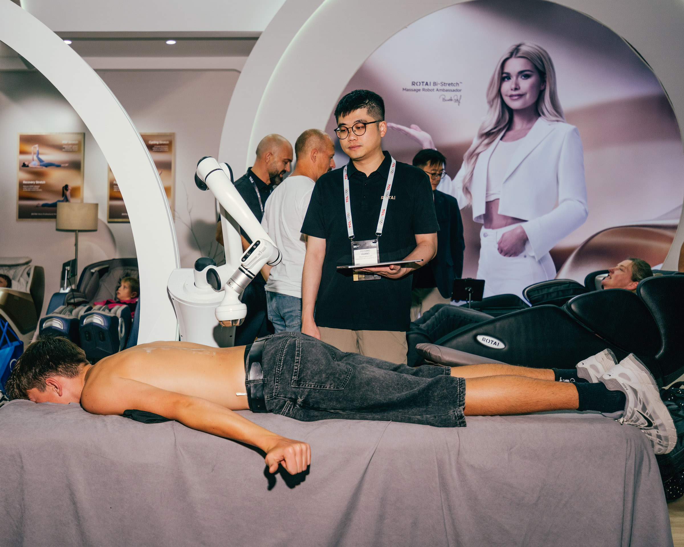 Massage-Roboter demonstriert an liegendem Mann. 