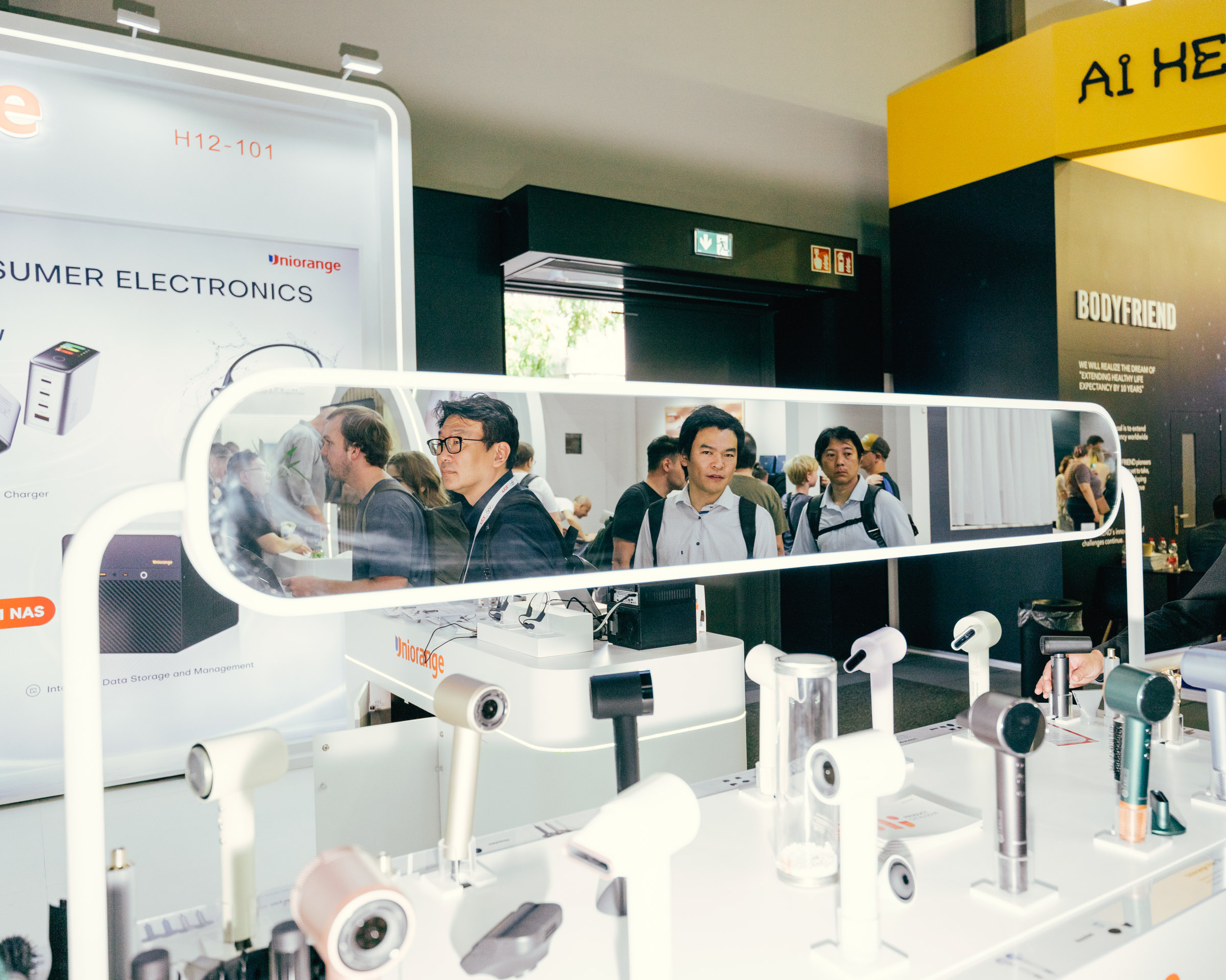 Ausstellung von Haartrocknern und Elektronikprodukten. 