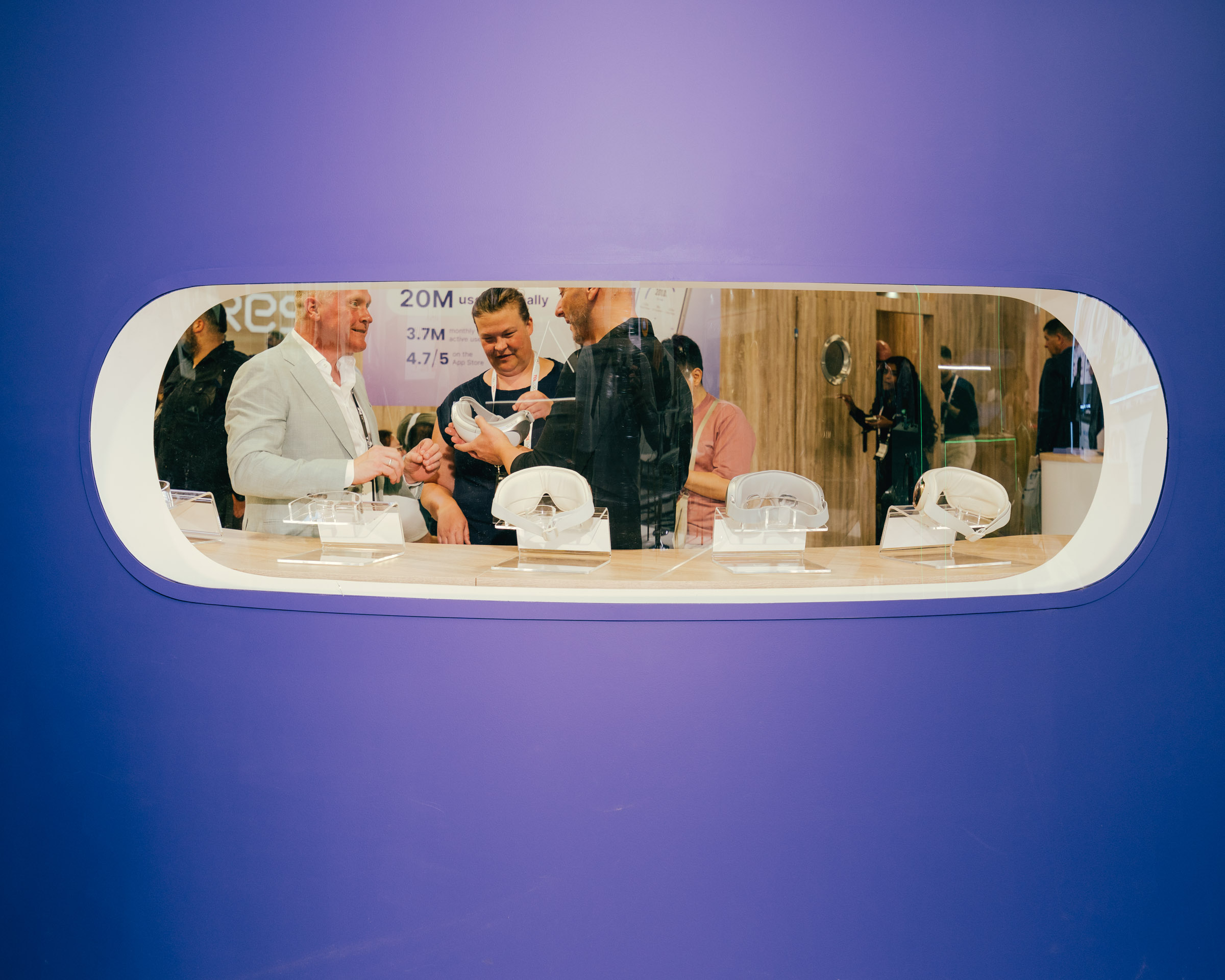 Menschen betrachten VR-Brillen in einem Ausstellungsfenster. 