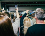 Menschen filmen mit Smartphones eine Veranstaltung.
