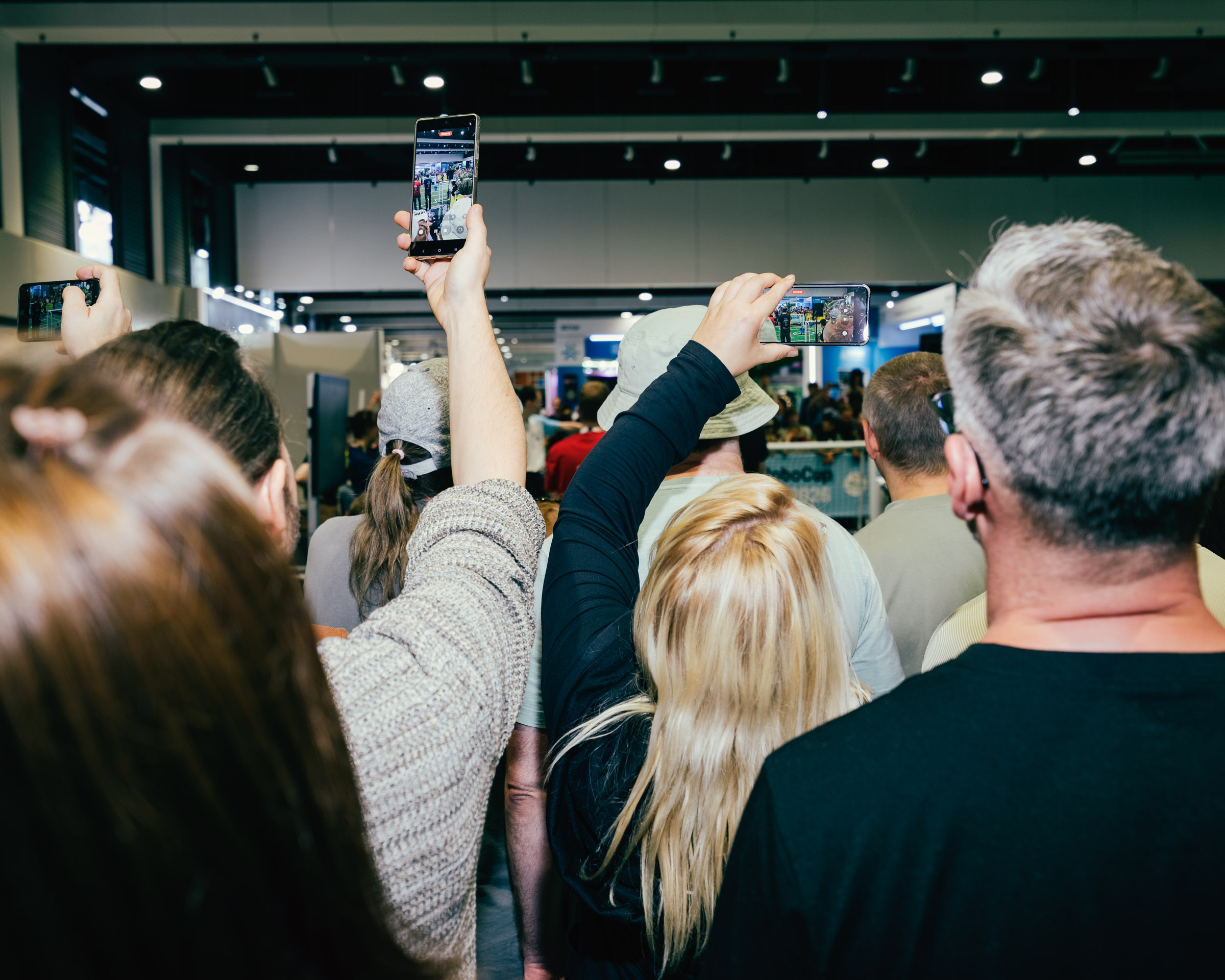 Menschen filmen mit Smartphones eine Veranstaltung. 