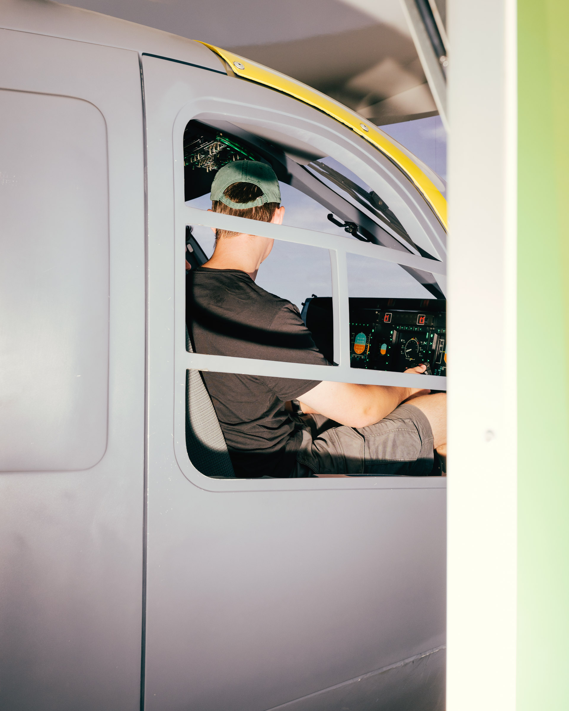 Mann im Cockpit eines Flugsimulators. 