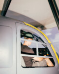 Junge Person im Cockpit eines Flugsimulators.