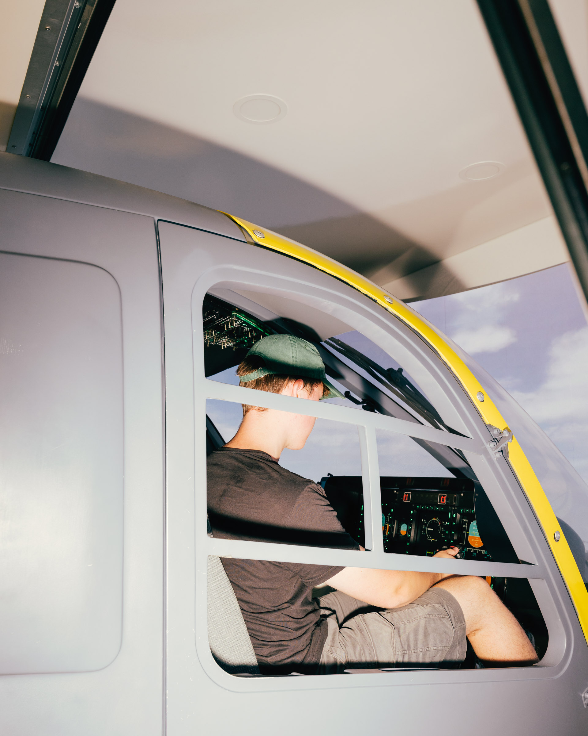 Junge Person im Cockpit eines Flugsimulators. 