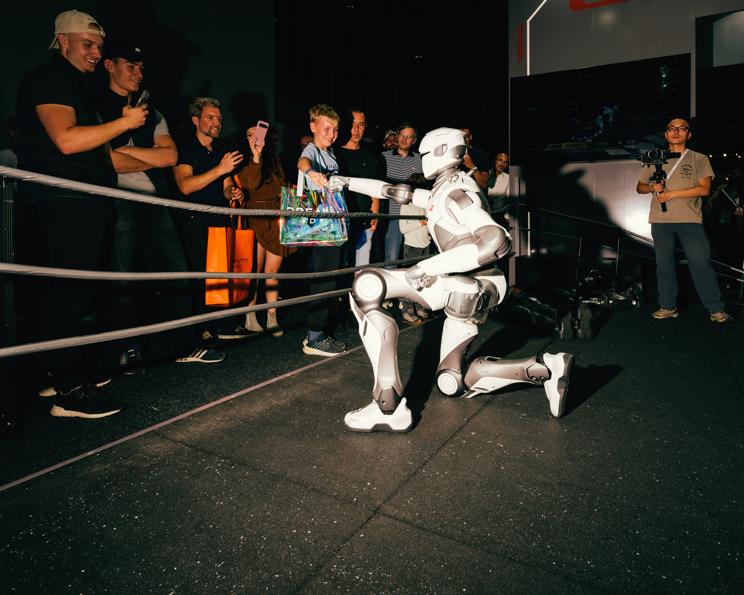 Roboter interagiert mit Menschen, ein Junge erhält ein Geschenk. 