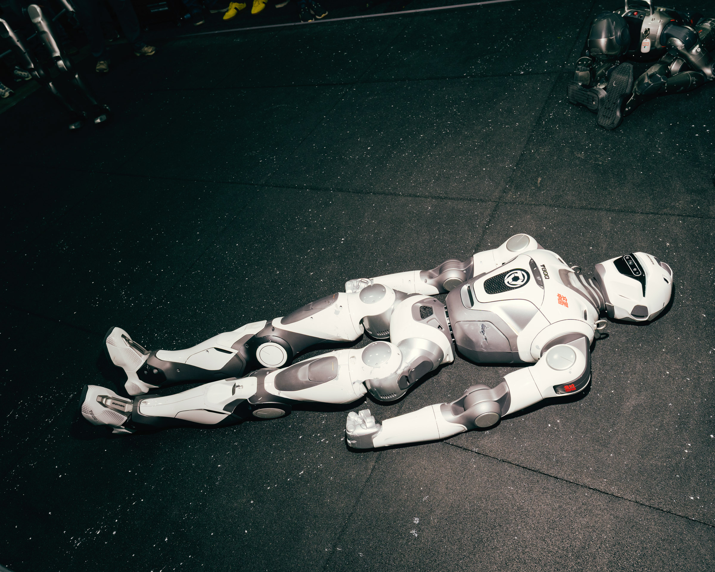 Roboter liegt auf dem Boden, scheinbar erschöpft. 