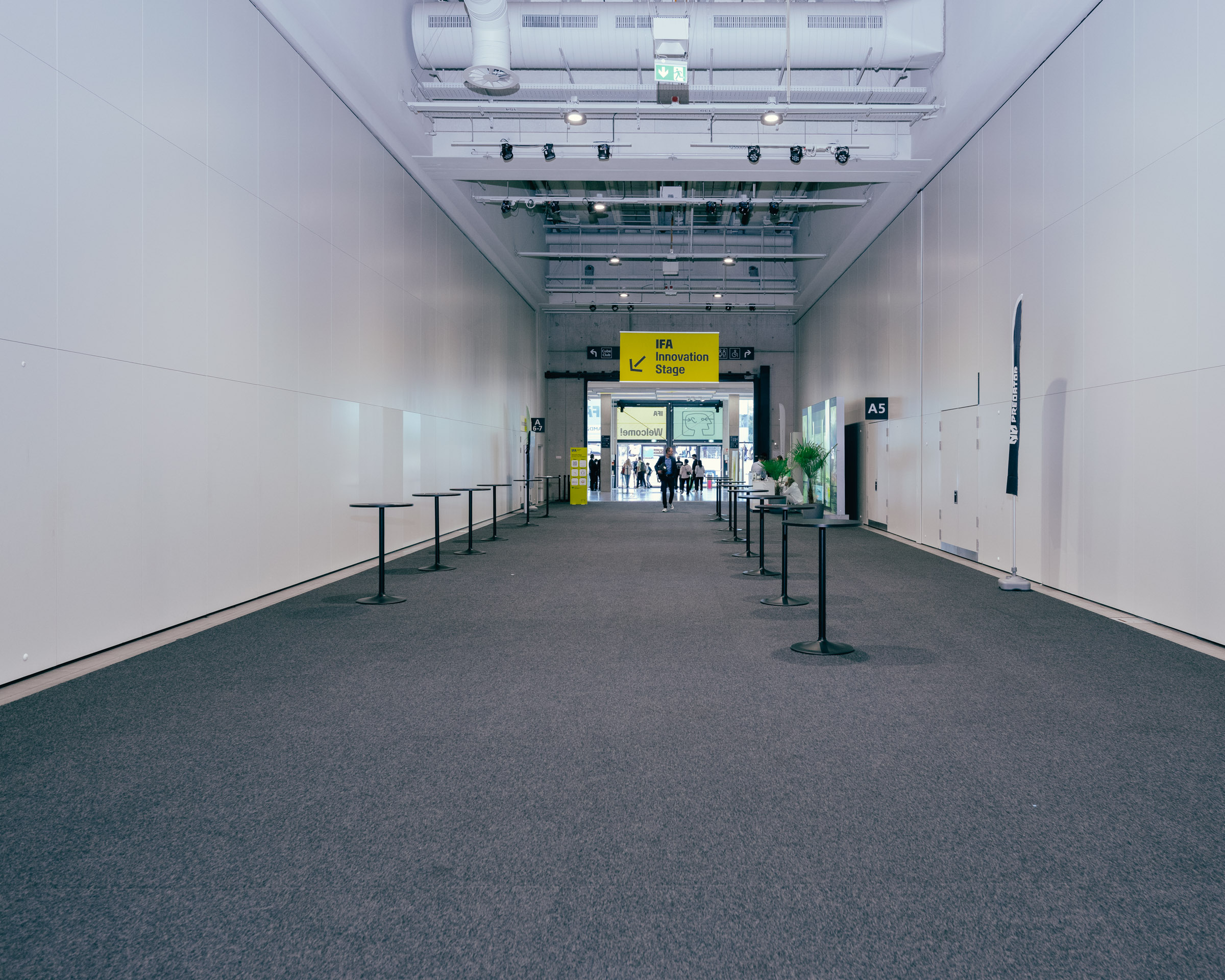 IFA Innovation Stage: Messehalle mit Stehtischen und Besuchern. 